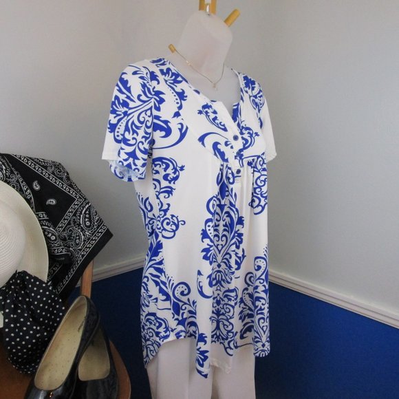 ๐HP๐ Floral Printed Short Sleeve V Neck T-Shirt - Picture 4 of 8